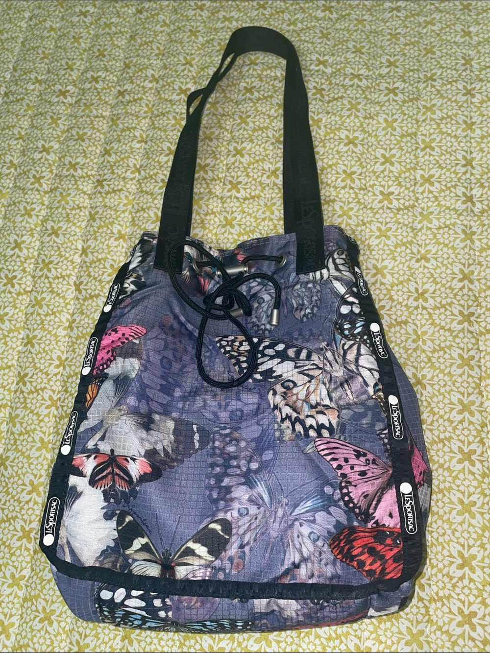Butterfly Print Drawstring Tote Bag i
By leSport sac